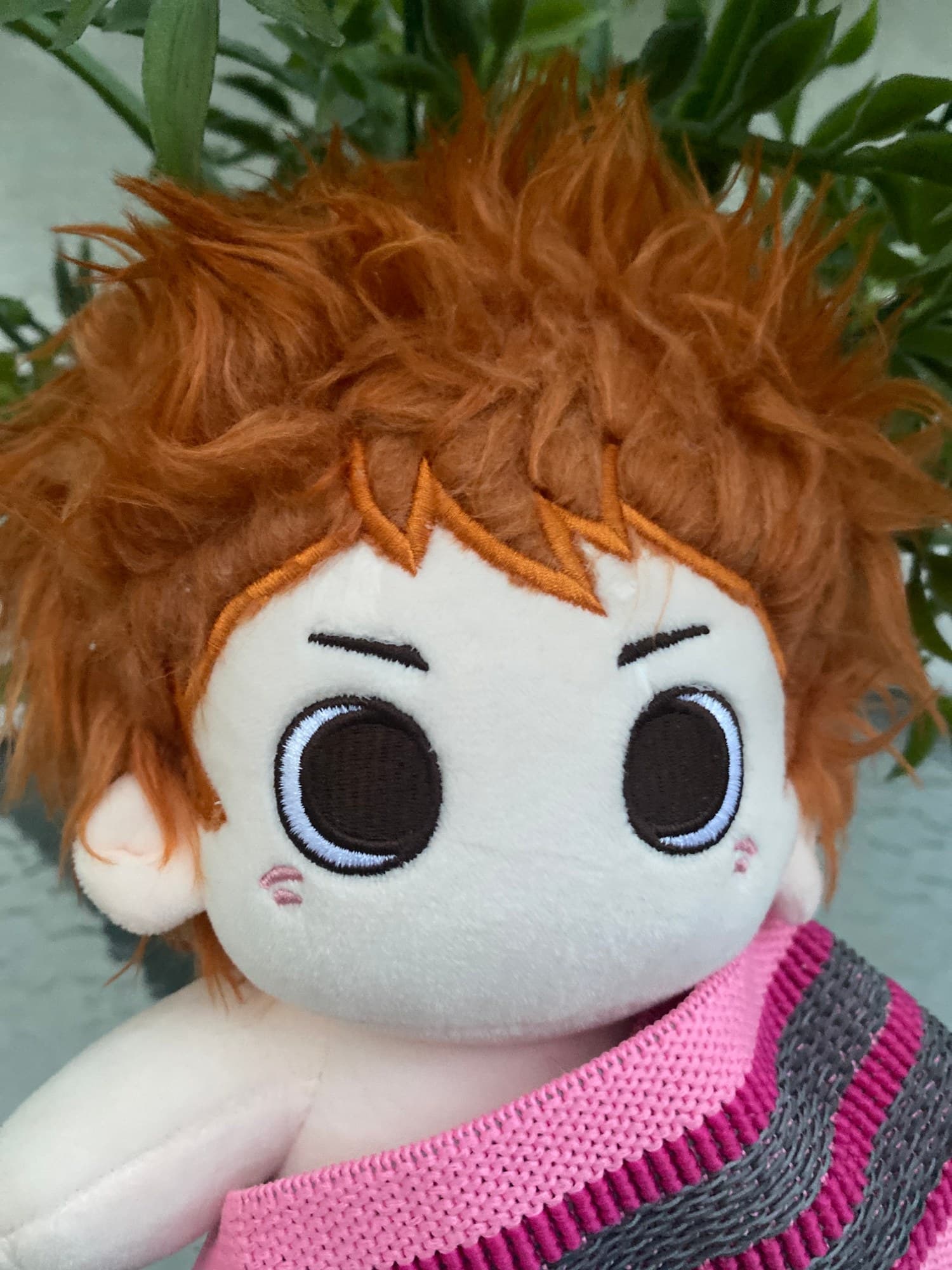 Peluche Muñeco de Anime con Cabello Naranja y Manta Rosa