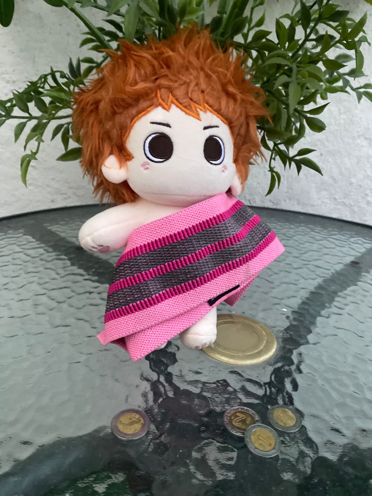 Peluche Muñeco de Anime con Cabello Naranja y Manta Rosa