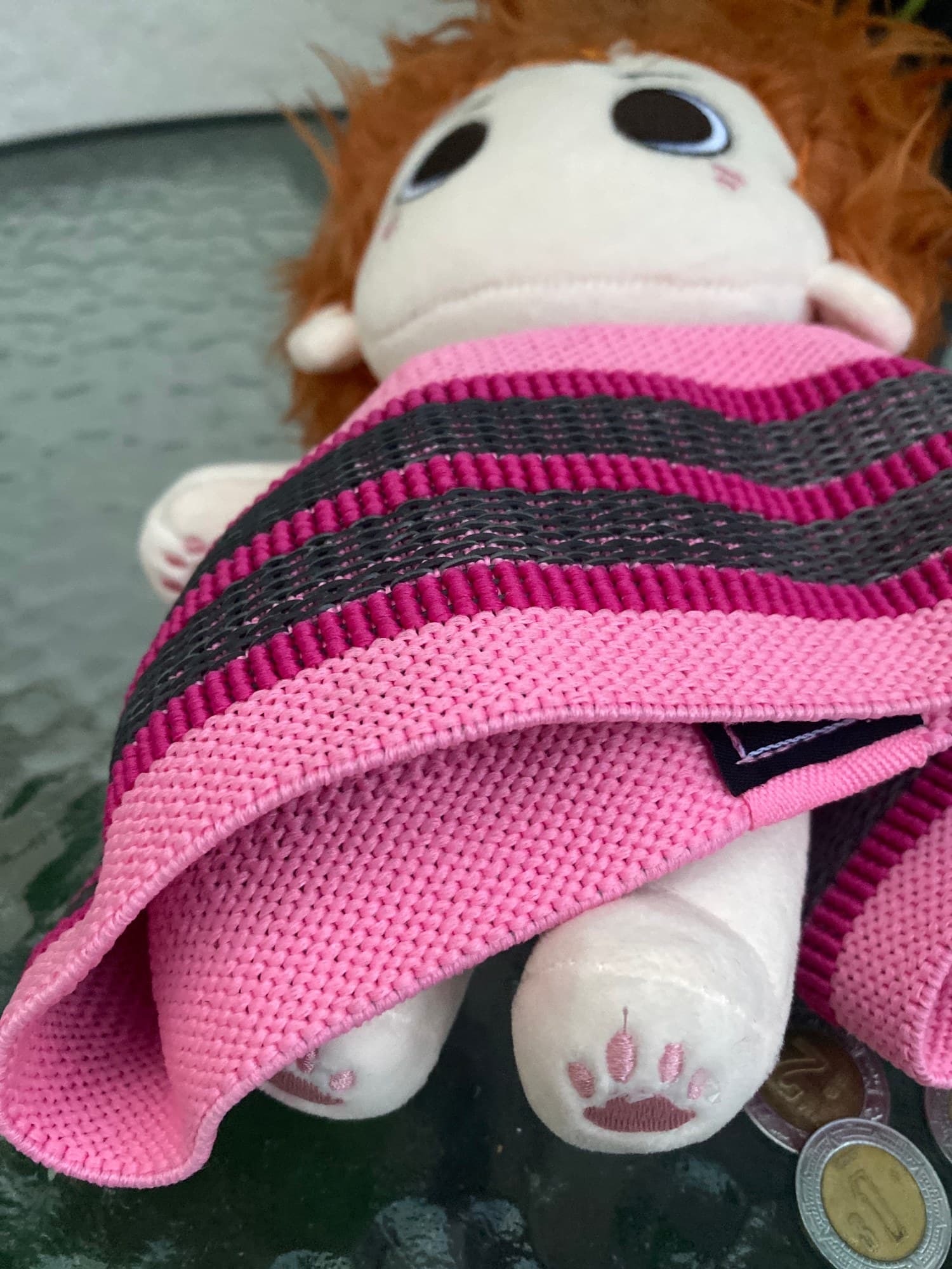 Peluche Muñeco de Anime con Cabello Naranja y Manta Rosa